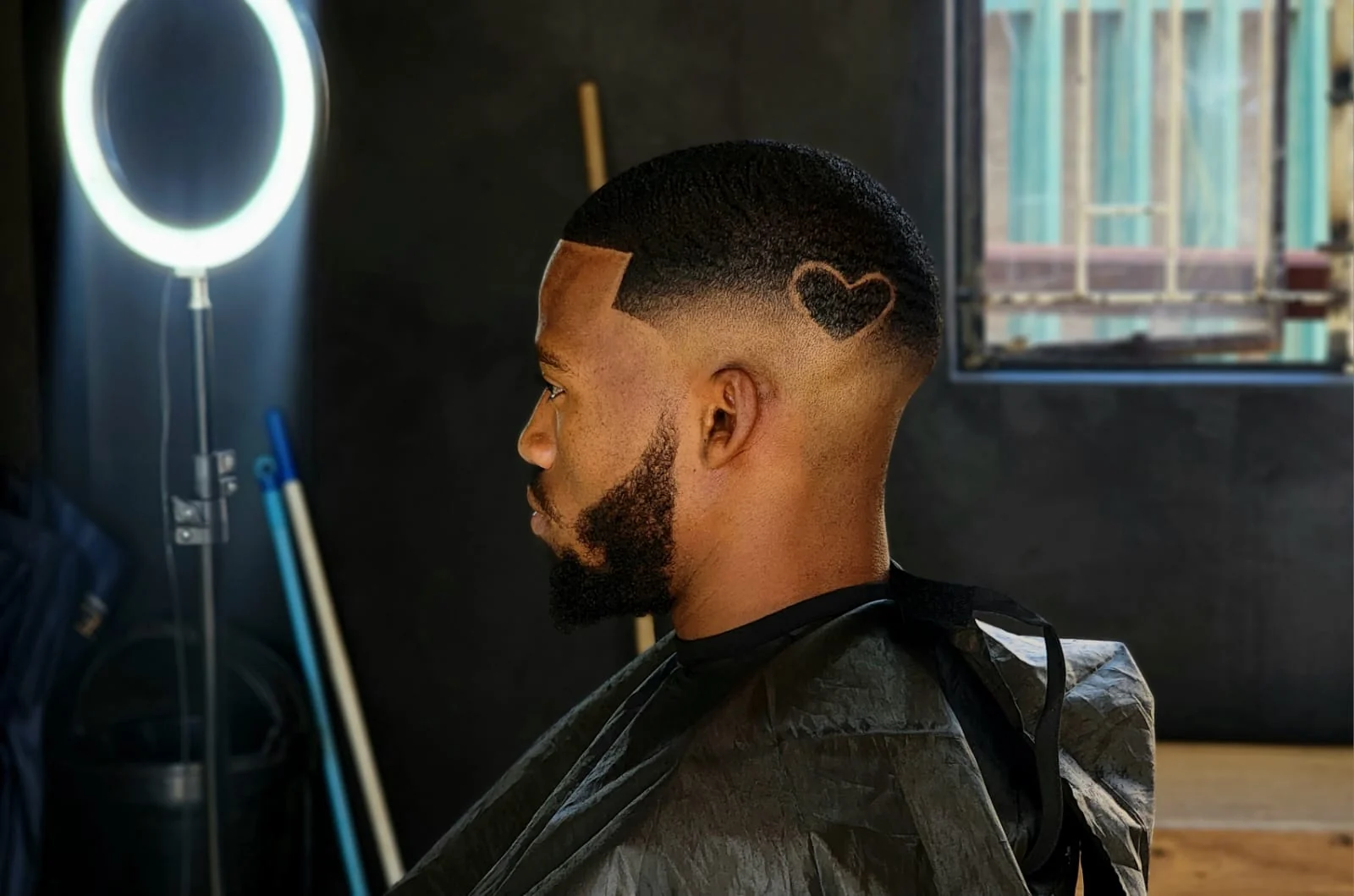 Foto de exemplo: degradê com desenho na lateral e barba aparada