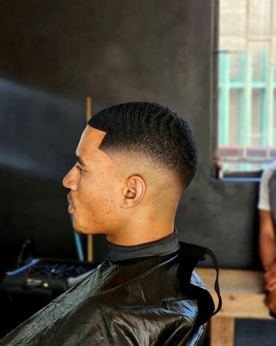 Foto de exemplo: degradê baixo com a linha da testa marcada, de perfil