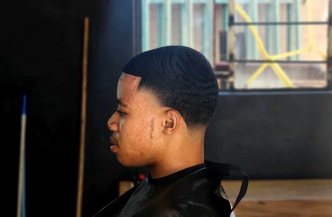 Foto de exemplo: perfil de um degradê médio com a linha da testa marcada